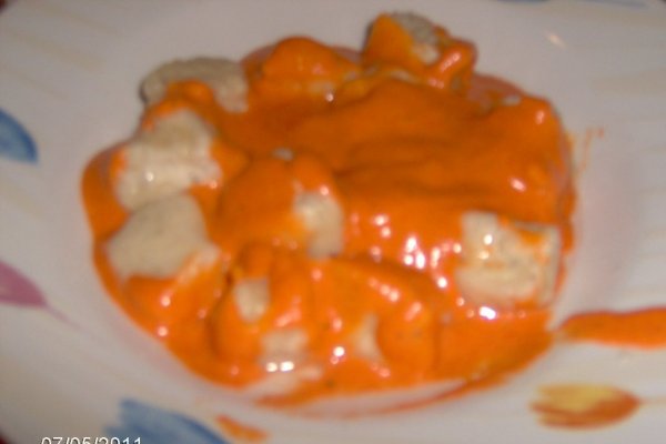 Gnochi din brinza in sos de ardei
