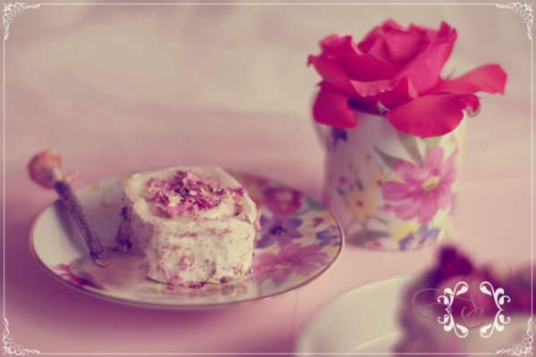 Branza de Capra cu Petale de Trandafiri si Cardamom