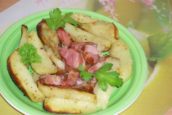 Cartofi noi cu bacon la cuptor