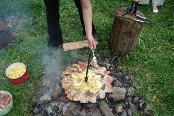 Gratar de cartofi si friptura pe disc