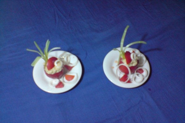 Rosii umplute cu pasta de conopida si feta