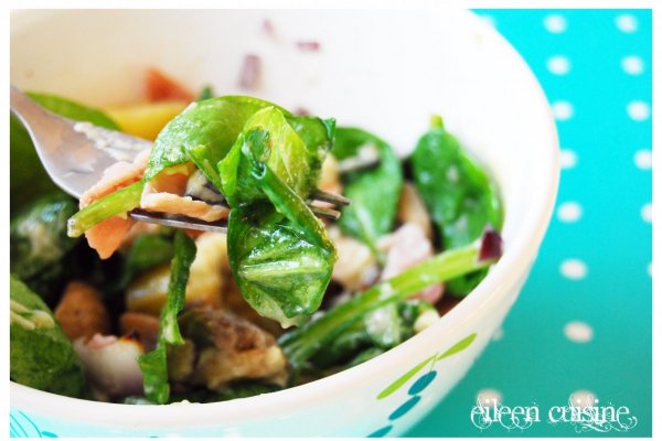 Salata calda de cartofi noi cu baby spanac si sunca