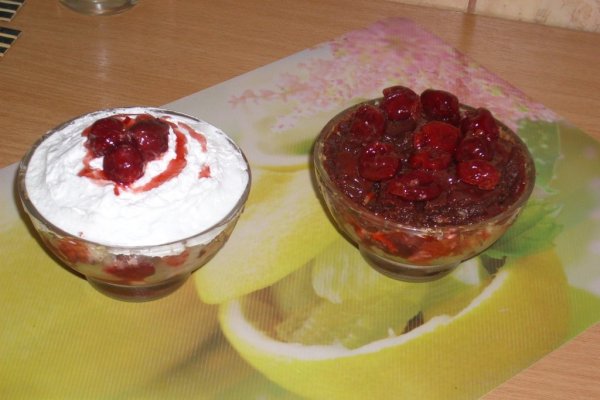 Desert cu mouse de vanilie si visine alcoolizate