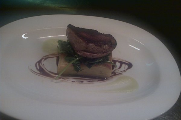 Piept de rata roze cu cartofi dauphinoise ,puree de telina ,sos de ciocolata