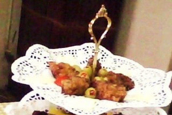 Chiftelute crocante cu masline, arahide si castraveciori murati