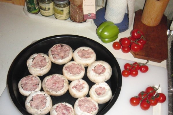 Ciuperci umplute cu pasta de mici si feta