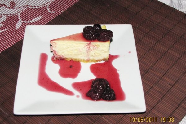 Prajitura cu branza, capsune si zmeura