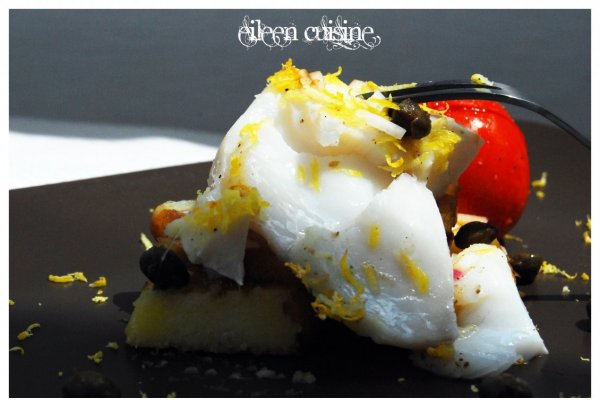 Cod la cuptor cu rosii cherry si cartofi in sos de capere