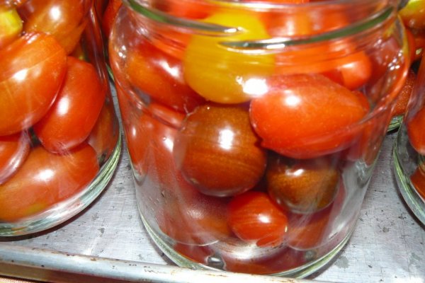 Roşii cireşe(cherry) şi dovlecei în bulion