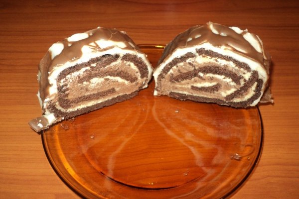 Rulada cu crema de vanilie si crema de cacao