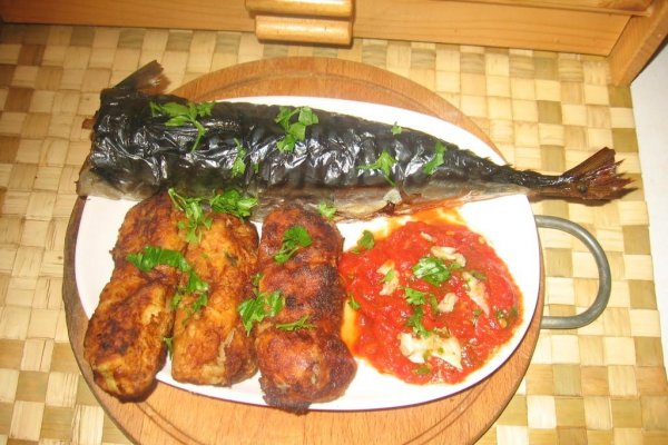 Macrou pe sare cu arome mediteraneene şi crochete de cartofi