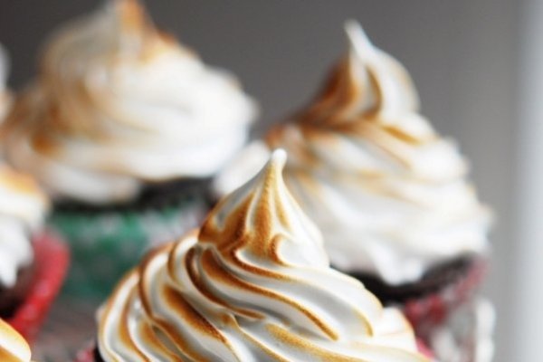 Briose de cacao cu bezea