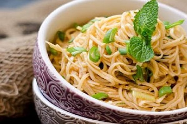 Fried Noodles cu ghimbir si sos curry
