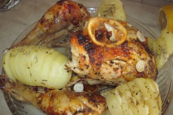 Friptura de pui cu lamaie, si cartofi copti cu usturoi