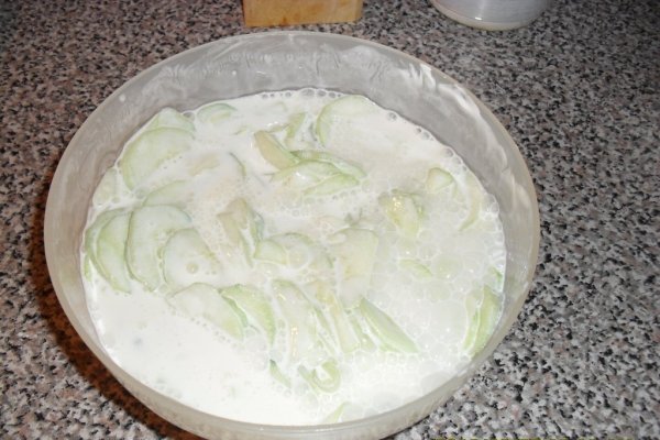 Salata de castraveti cu smantana si usturoi