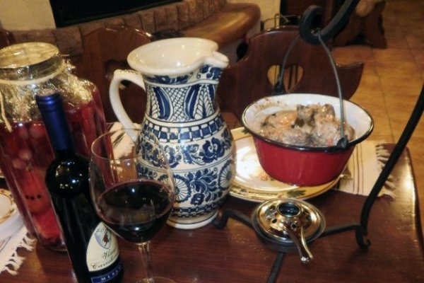 Tocanita saseasca de iepure servita la ceaon cu mamaliguta