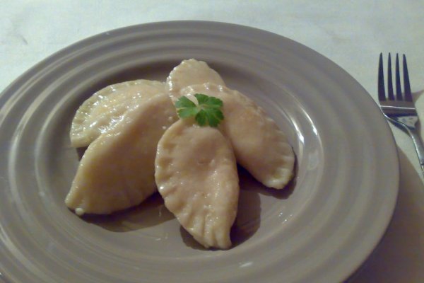 Coltunasi din aluat cu cartofi umpluti cu branza