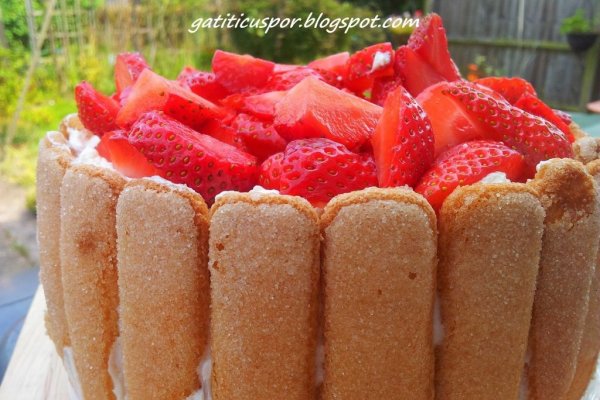 Tort cu piscoturi iaurt si capsune