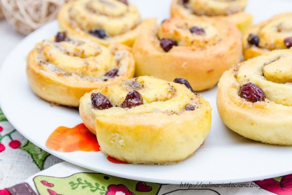 Cuib de viespe cu nuci si merisoare