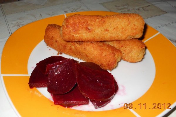 Crochete de cartofi cu salata de sfecla rosie