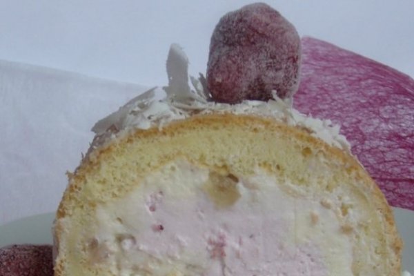 Rulada cu crema de vanilie si mouse de capsuni