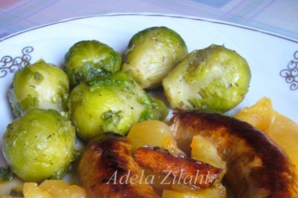 Carnati in vin cu sos de mere