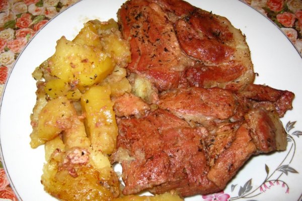 Ceafa de porc cu cartofi la cuptor