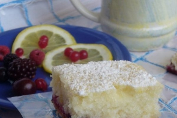 Prajitura cu lamaie si fructe de padure