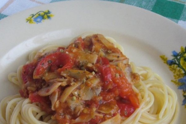 Spaghetti cu ciuperci si sos de rosii picant - de post