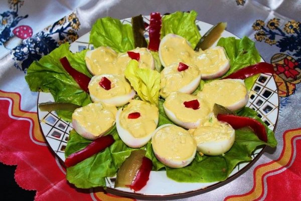 Oua umplute cu castraveciori acri si hrean