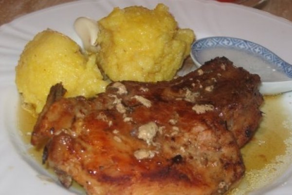Cotlet de porc la cuptor cu mamaliguta si mujdei de usturoi