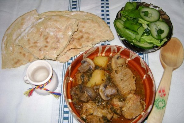 Tocanita taraneasca de porc cu ciuperci si pita de casa.