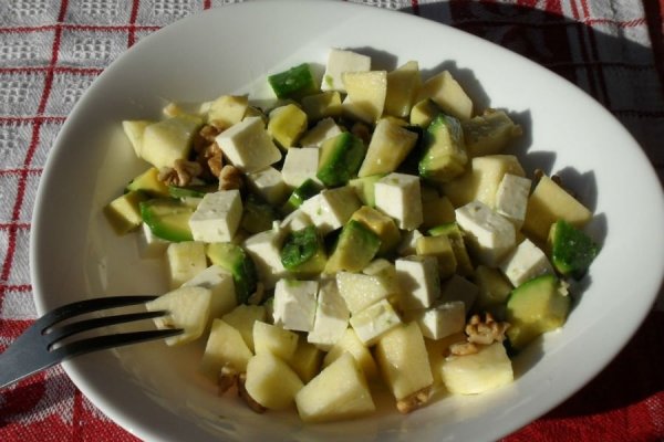 Salata cu avocado si telemea de vaca