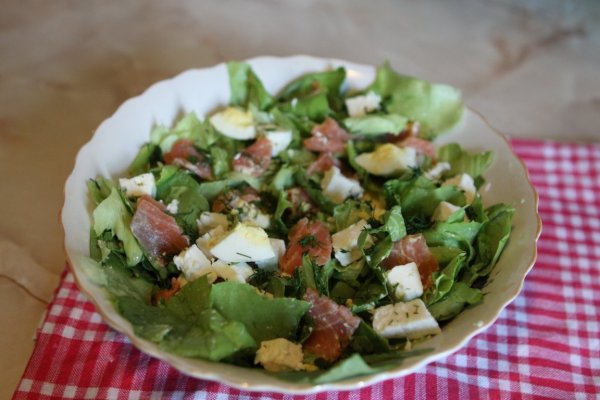 Salata verde cu somon, oua si branza