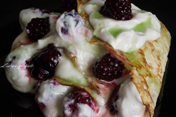 Clatite cu crema de branza si mure