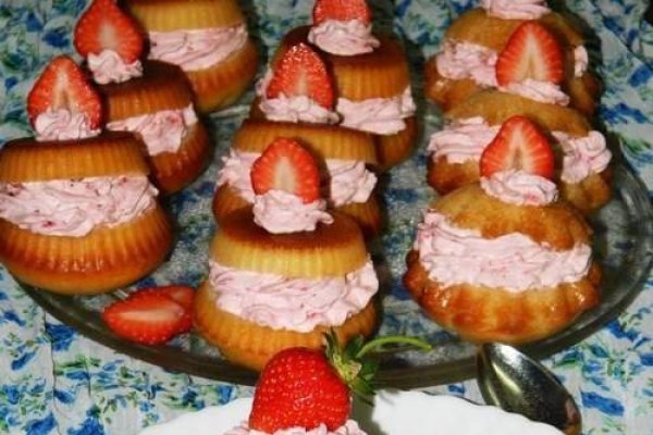 Savarine cu spuma de capsuni