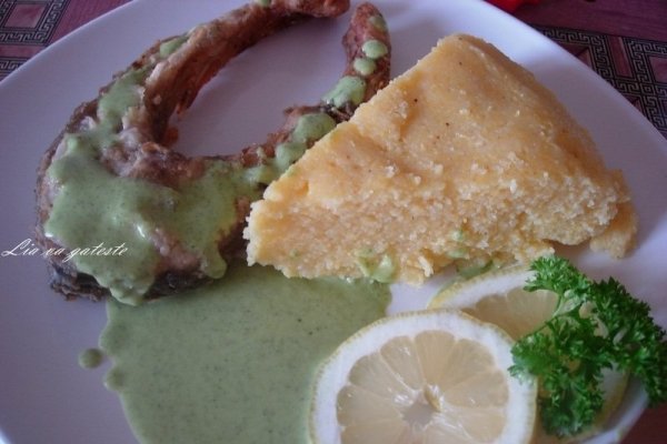 Crap proaspat, cu mamaliguta si mujdei aromat