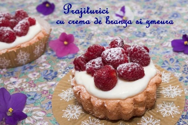 Prajiturele cu crema de branza si zmeura