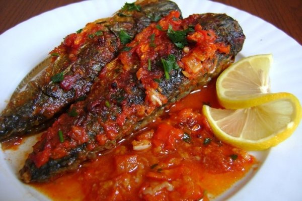 Macrou la cuptor cu sos de rosii si usturoi