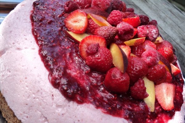 Tort cu brânză și căpșuni