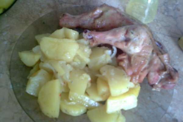 Pulpe de pui pe pat de cartofi