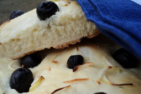 Focaccia cu ceapă și măsline