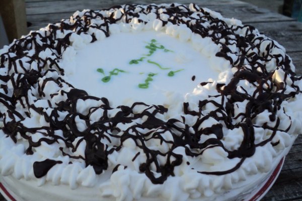 Tort cremos cu mere și frișcă