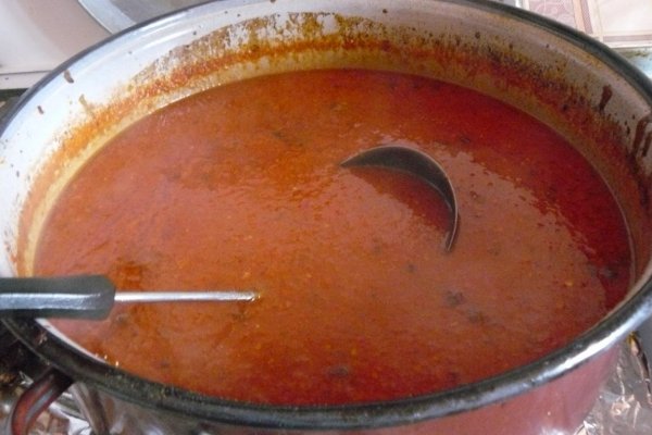 Sos  picant cu roşii, gogoşari şi ceapă