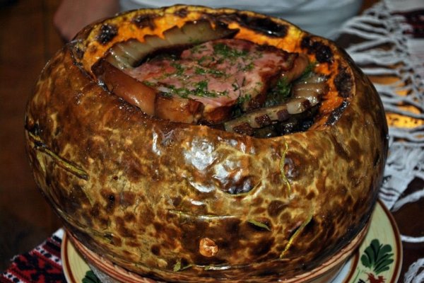 Sarmalute in foi de vita pregatite si servite in dovleac