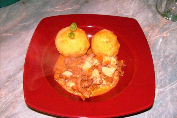 Tocanita de galbiori cu piept de pui