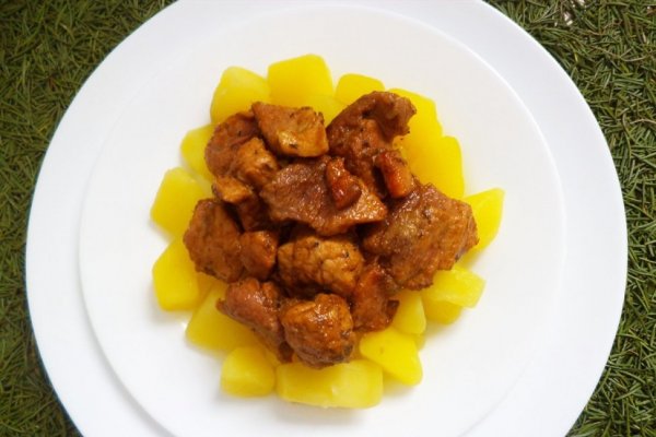 Cubulete de porc pe pat de cartofi natur