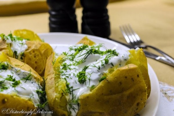 Cartofi copti cu branza si ierburi aromatice