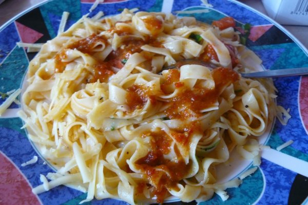 Paste cu usturoi şi roşii