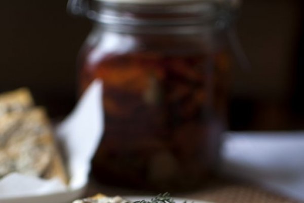 Batoane de mamaliga cu ierburi, rosii uscate si gorgonzola